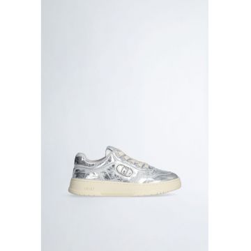 Pantofi sport cu aspect deteriorat