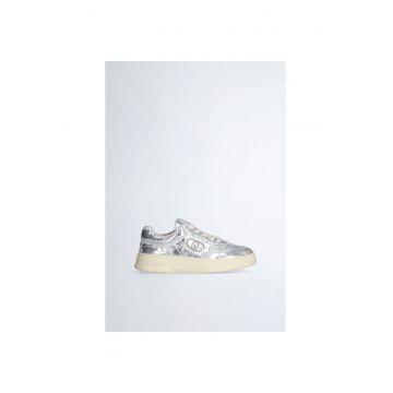 Pantofi sport cu aspect deteriorat