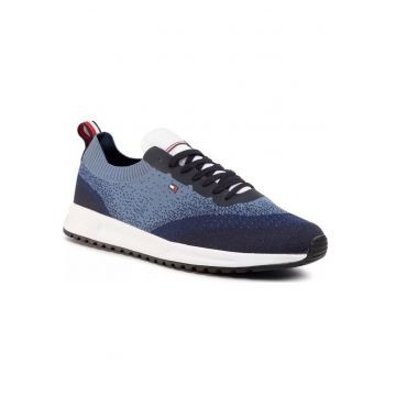 Tenisi uni cu sireturi -