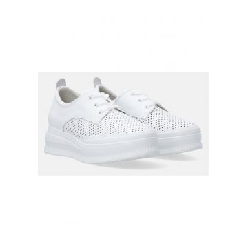 Pantofi sport cu perforatii si varf rotund -