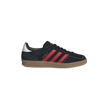 Pantofi sport Gazelle Indoor de piele intoarsa cu benzi logo contrastante - Rosu/Negru/Caramel