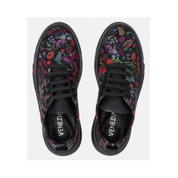 Pantofi sport cu perforati si model