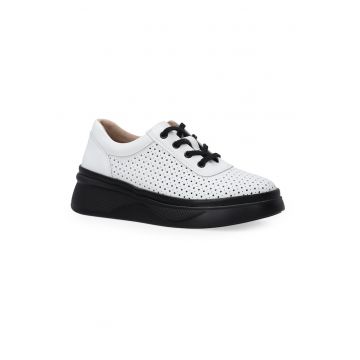 Pantofi sport din piele cu perforatii si talpa contrastanta