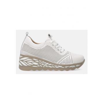 Pantofi sport din piele cu perforatii si model pe talpa