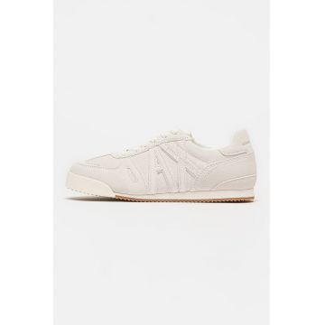 Pantofi sport de piele intoarsa cu monograma in relief - Ecru
