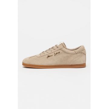 Pantofi sport low-cut de piele intoarsa si logo metalic - Maro camel