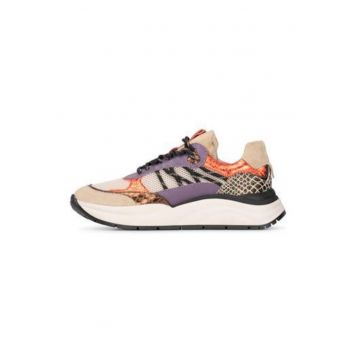 Charu pantofi sport cu aspect masiv.
