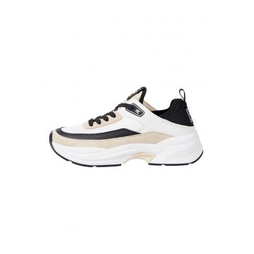 Pantofi sport cu talpa masiva si aspect contrastant