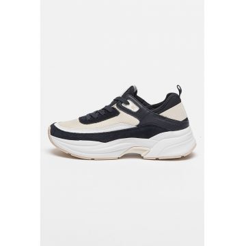 Pantofi sport cu talpa masiva si aspect contrastant