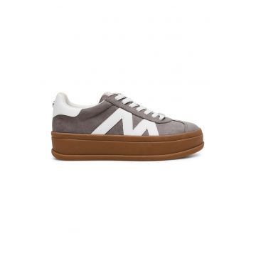 Pantofi sport cu sireturi